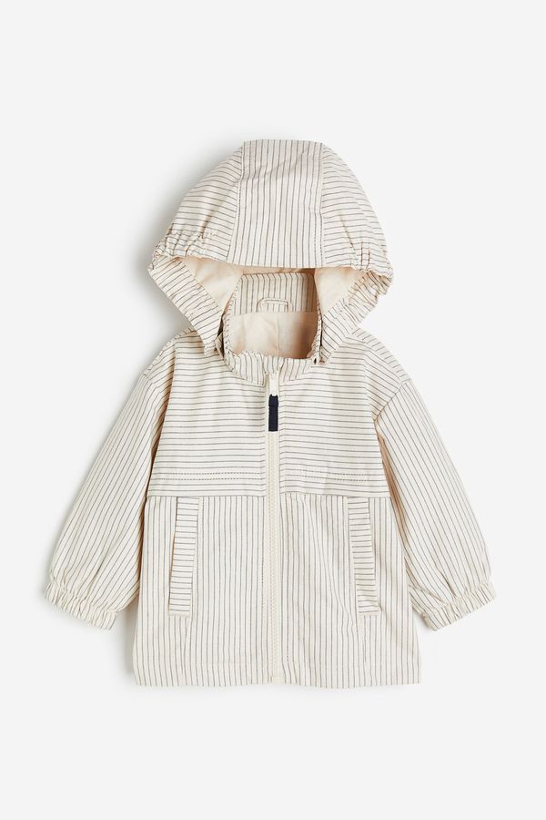 Chaqueta cortavientos con capucha