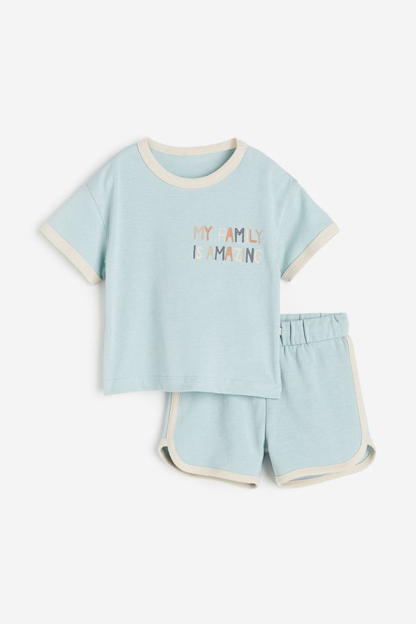 Conjunto de camiseta y shorts