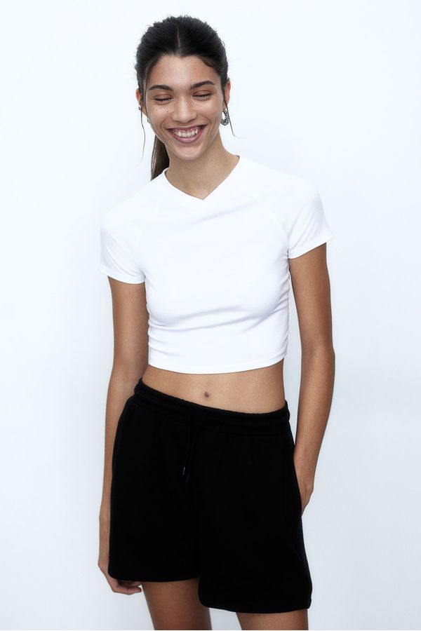 Camiseta cropped con escote en V