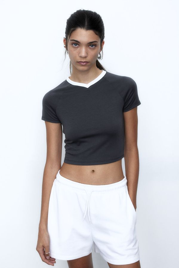 Camiseta cropped con escote en V