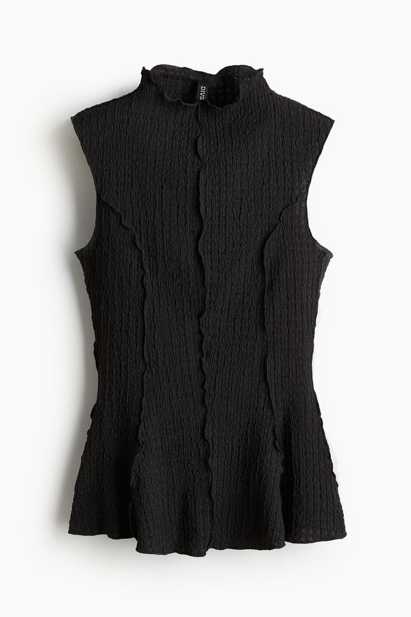 Top texturizado con peplum y detalles fileteados
