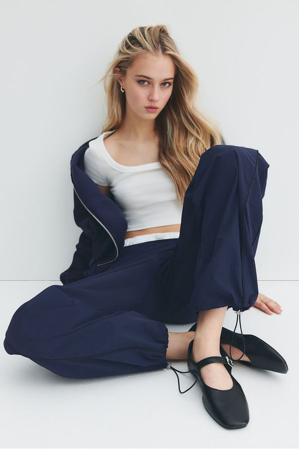 Pantalón de sudadera con ribetes decorativos