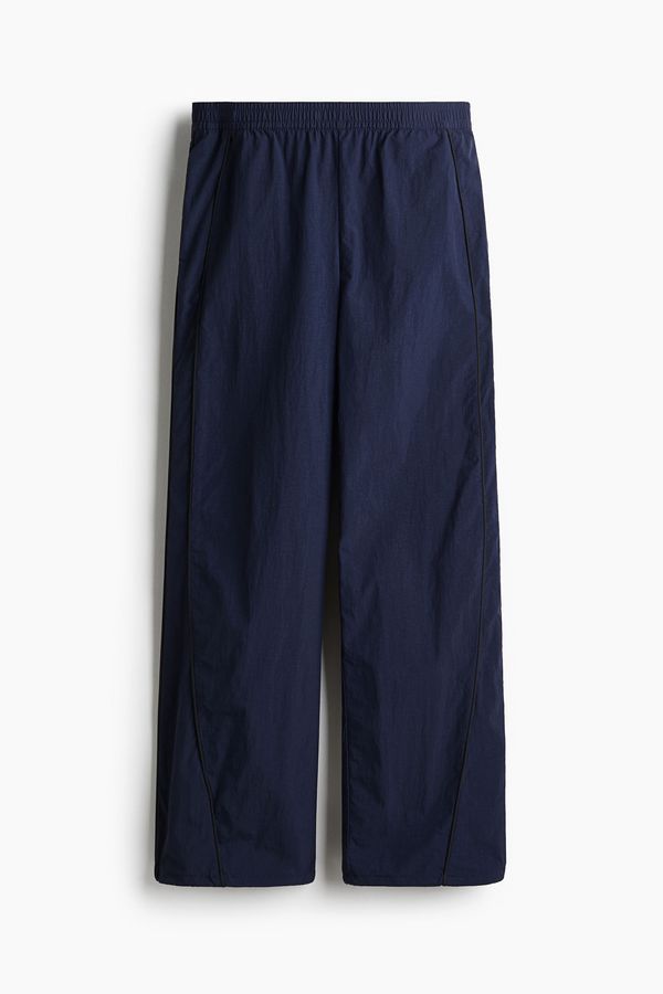 Pantalón de sudadera con ribetes decorativos