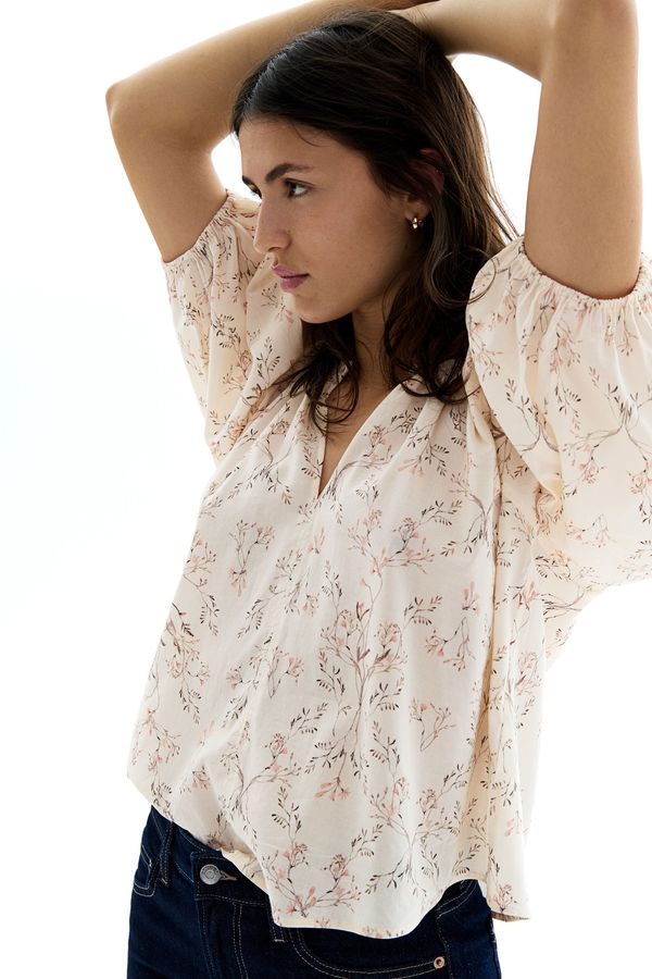 Blusa con cuello enresortado