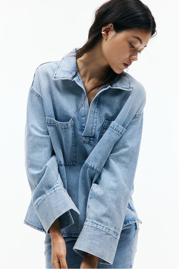 Camisa en denim oversize con diseño popover