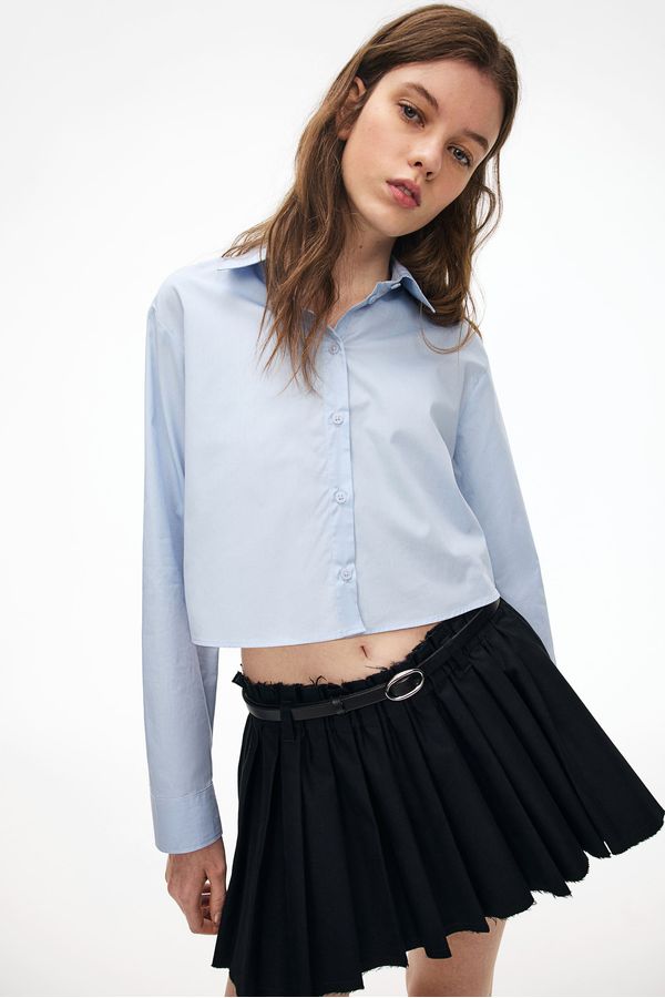 Camisa cropped con tiras de anudar