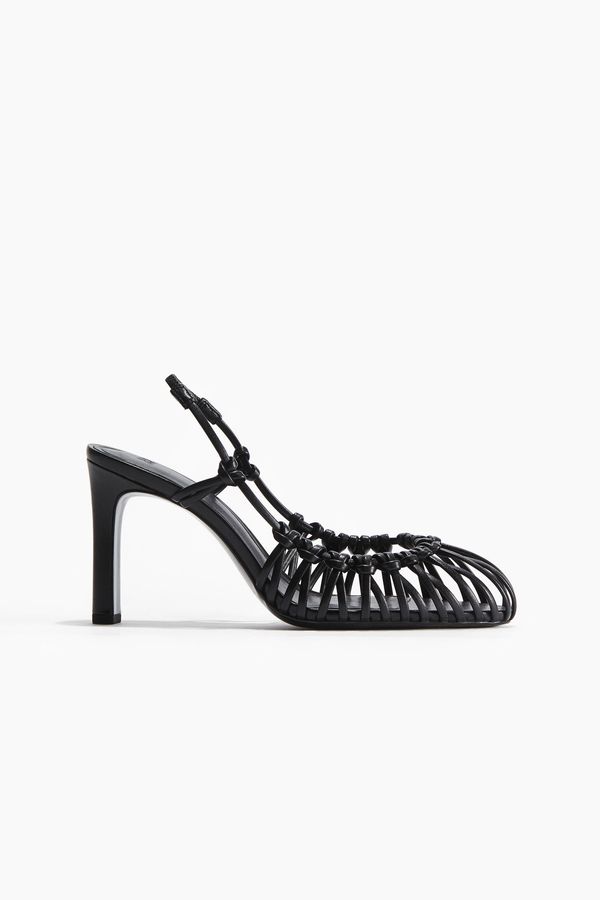 Zapatos destalonados con diseño anudado