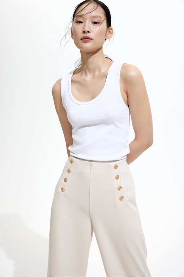 Pantalón con botonadura frontal