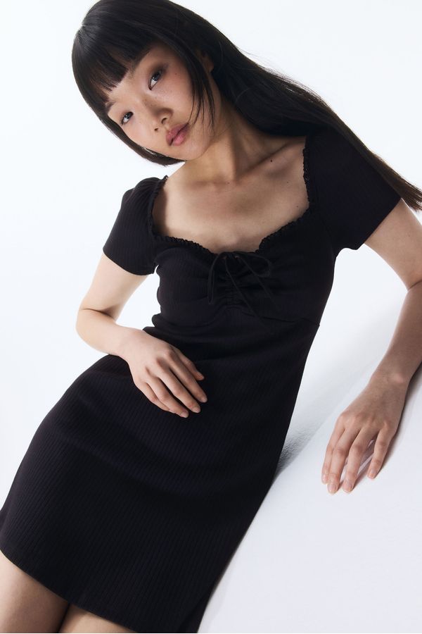 Vestido acampanado con ribetes de encaje