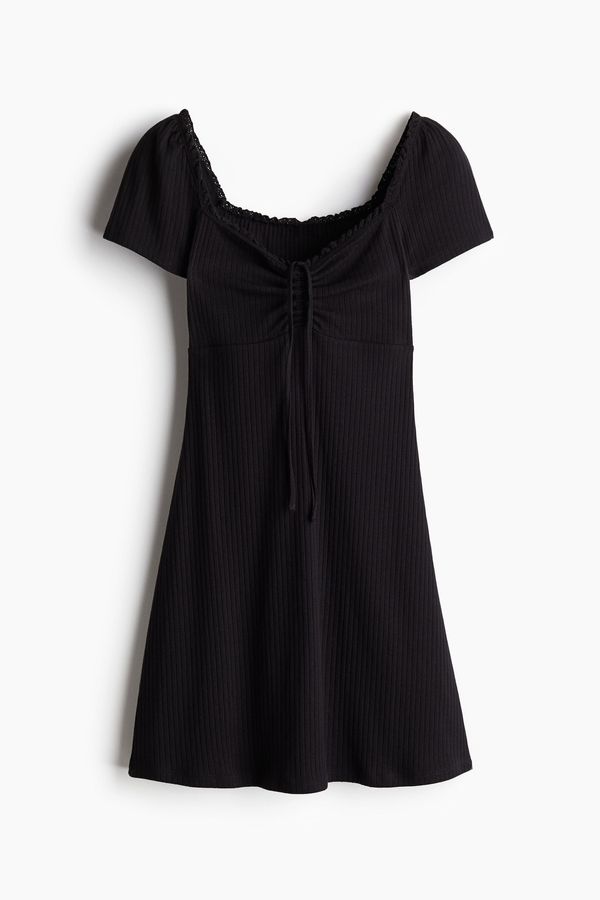 Vestido acampanado con ribetes de encaje