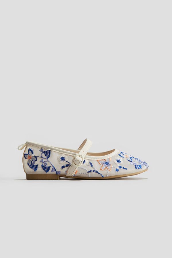 Baletas de malla con detalles bordados