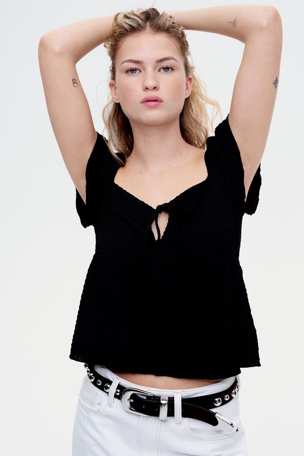 Blusa de mangas de volante en punto arrugado