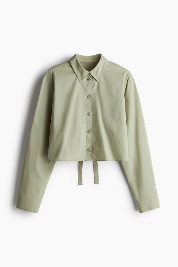 Camisa cropped con tiras de anudar
