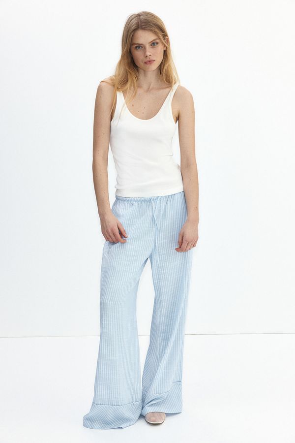 Pantalón amplio con cordón de ajuste