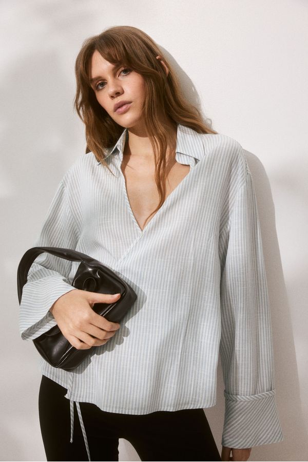 Camisa cruzada con tiras de anudar