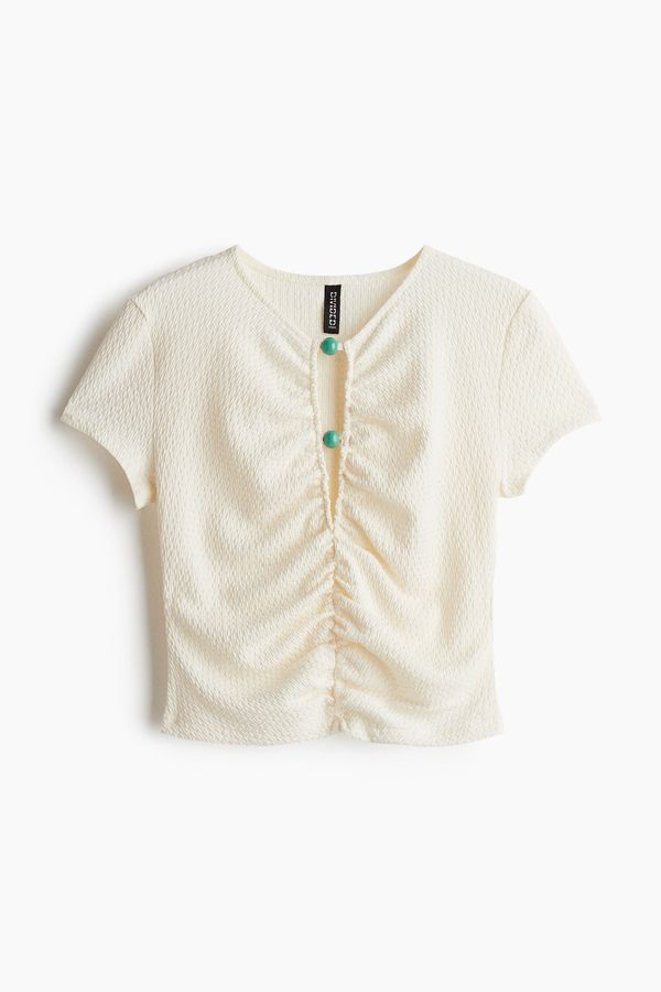 Blusa de fruncidos con cuentas decorativas