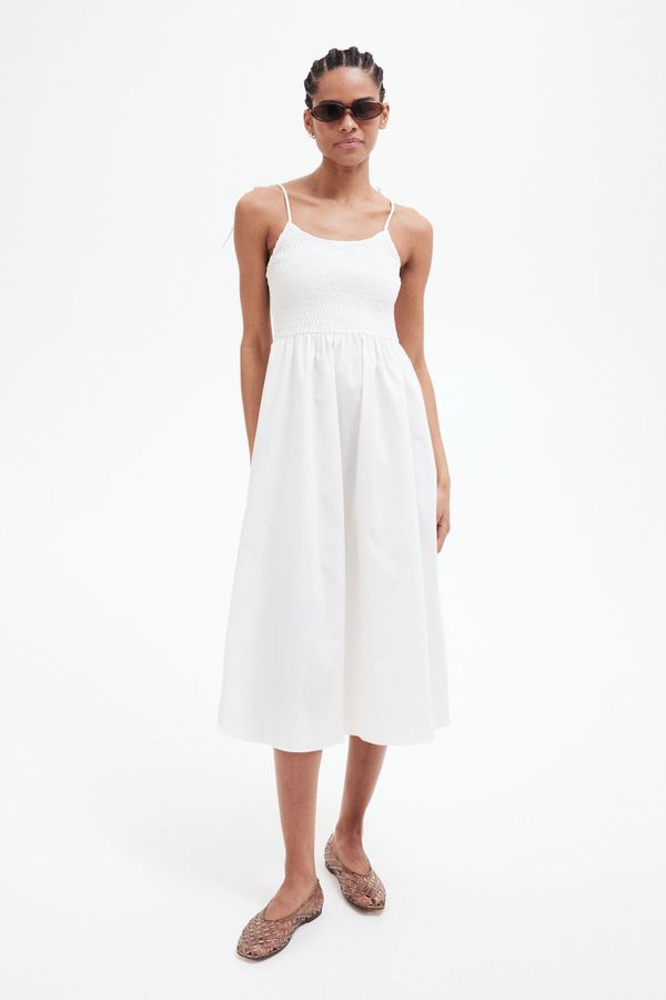 Vestido enresortado con tiras de anudar