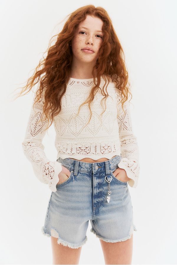 Shorts en denim con colgante decorativo