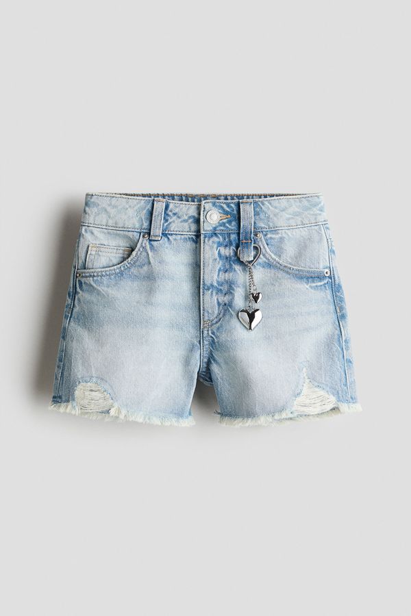 Shorts en denim con colgante decorativo
