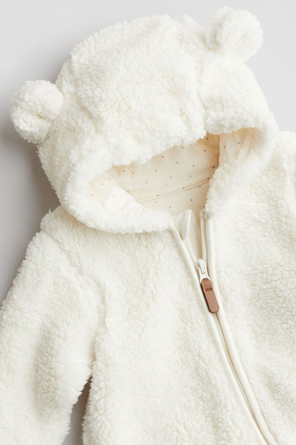 Enterizo en peluche con orejas decorativas