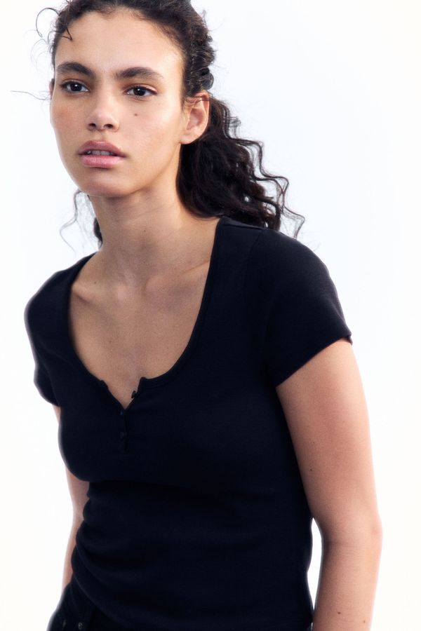 Camiseta con escote en U y tapeta con botones