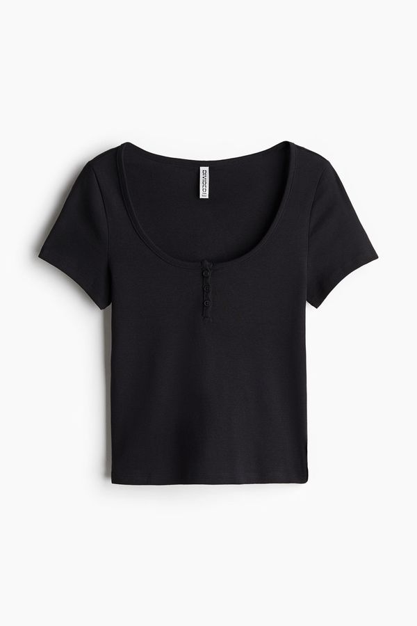 Camiseta con escote en U y tapeta con botones