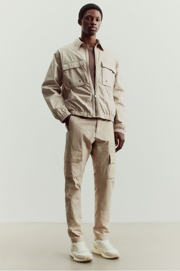 Pantalón cargo en sarga Regular Fit