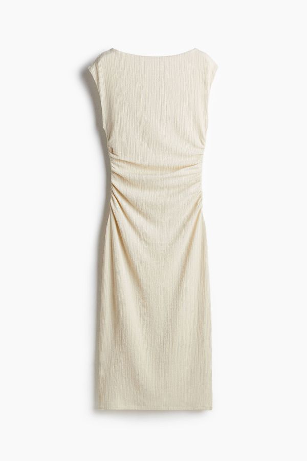 Vestido ajustado con diseño drapeado