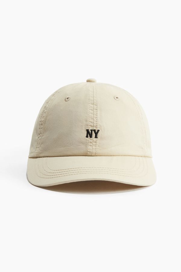 Gorra de sarga con detalle bordado