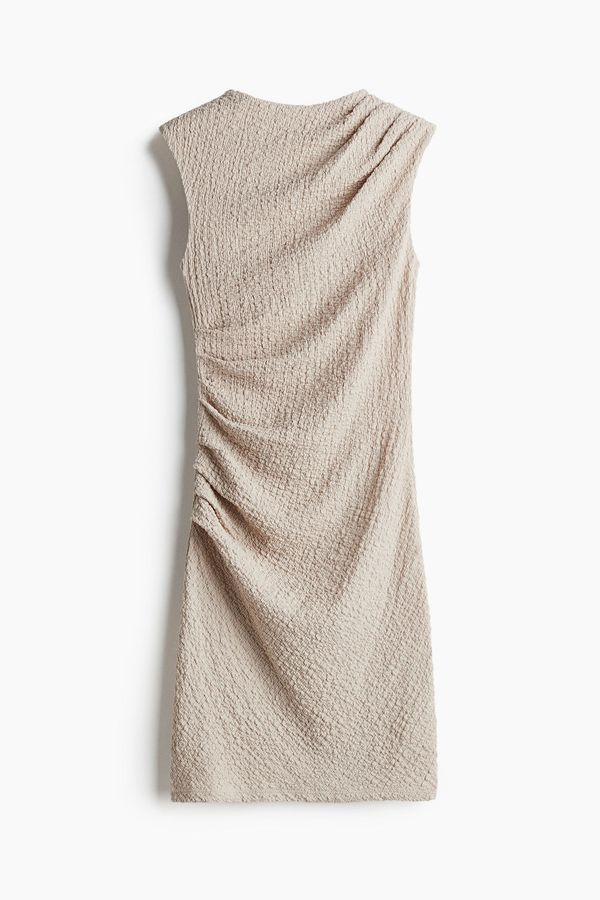 Vestido ajustado con diseño drapeado