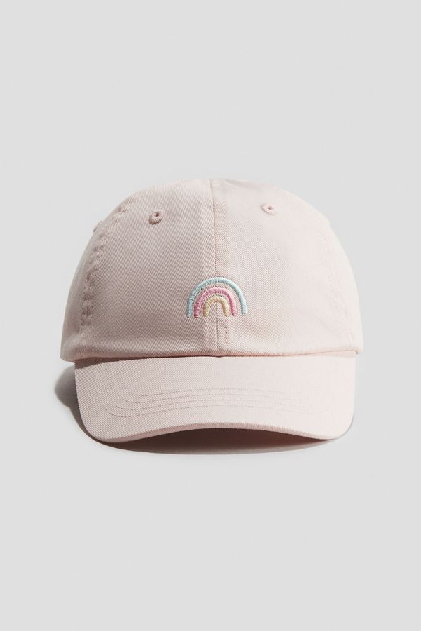 Gorra con detalle bordado