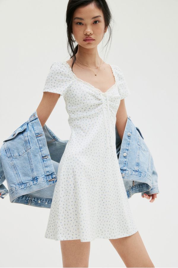 Vestido acampanado con ribetes de encaje
