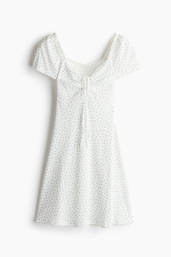 Vestido acampanado con ribetes de encaje
