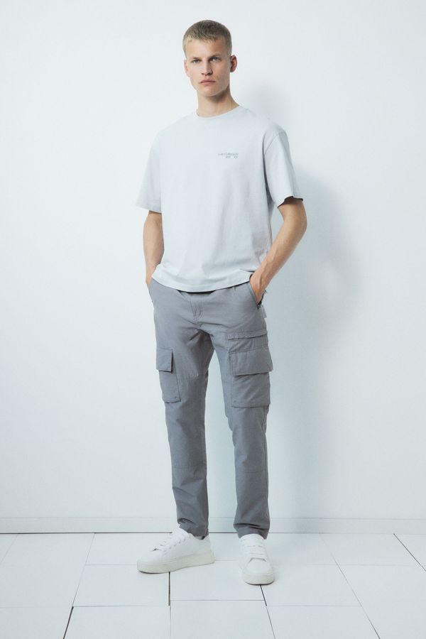 Pantalón cargo en sarga Regular Fit