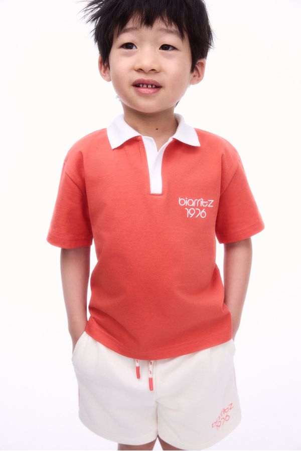Camiseta estilo polo con motivo bordado
