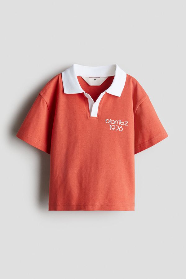 Camiseta estilo polo con motivo bordado