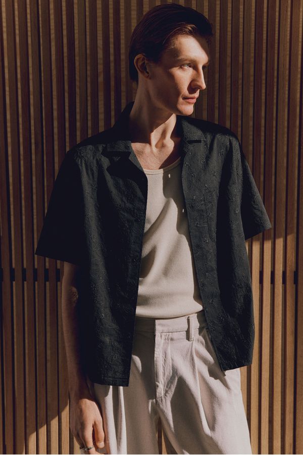 Camisa resort bordada Regular Fit
