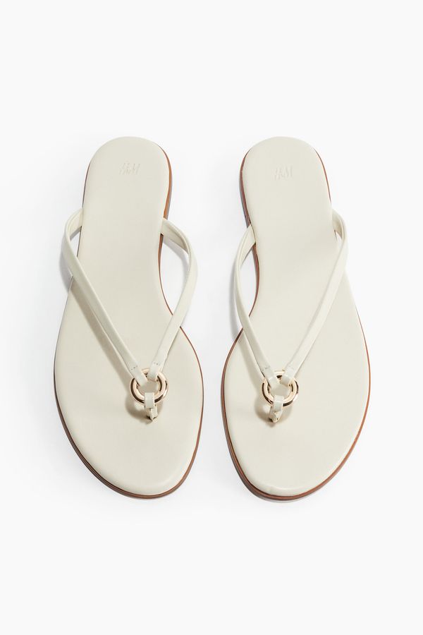 Chanclas con anilla decorativa