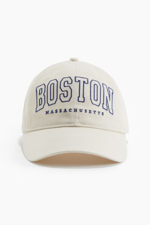 Gorra en sarga con motivo bordado