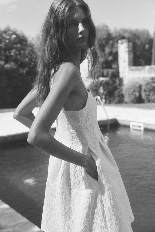 Vestido en tejido jacquard con tiras delgadas