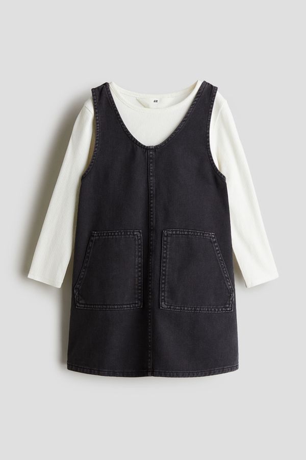 Conjunto de vestido jardinera y camiseta