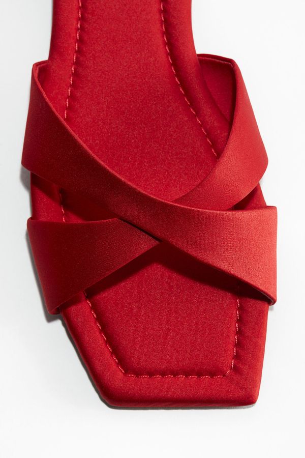 Sandalias con tiras cruzadas