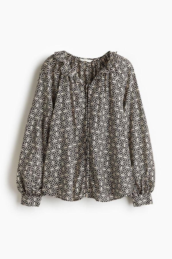 Blusa con cuello de volante