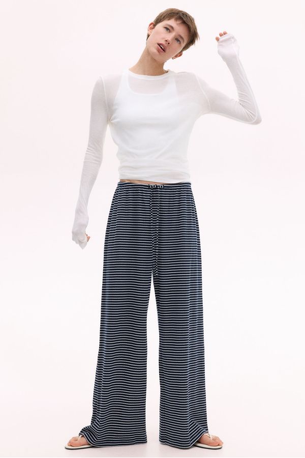 Pantalón en punto acanalado con cordón de ajuste