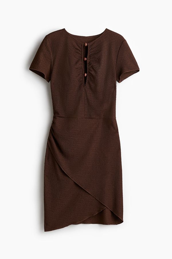 Vestido recogido con cuentas decorativas