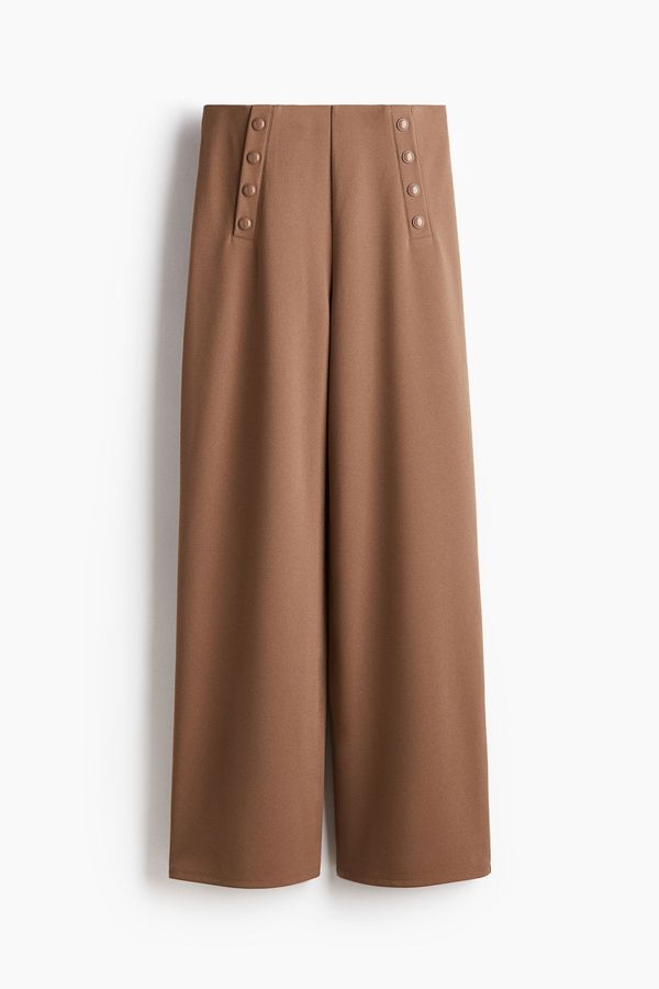 Pantalón con botonadura frontal