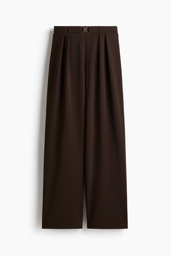 Pantalón clásico con hebilla decorativa