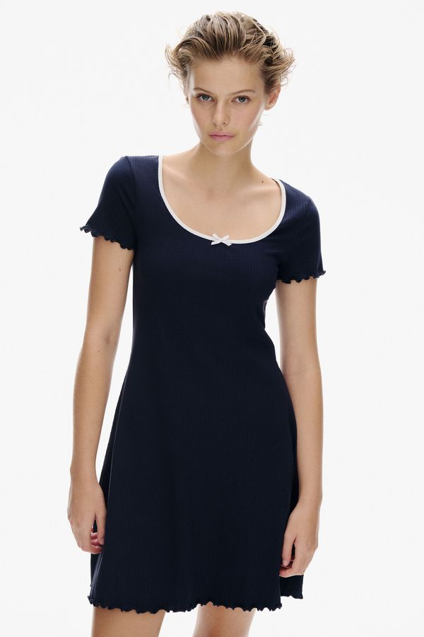 Vestido con detalle fileteado