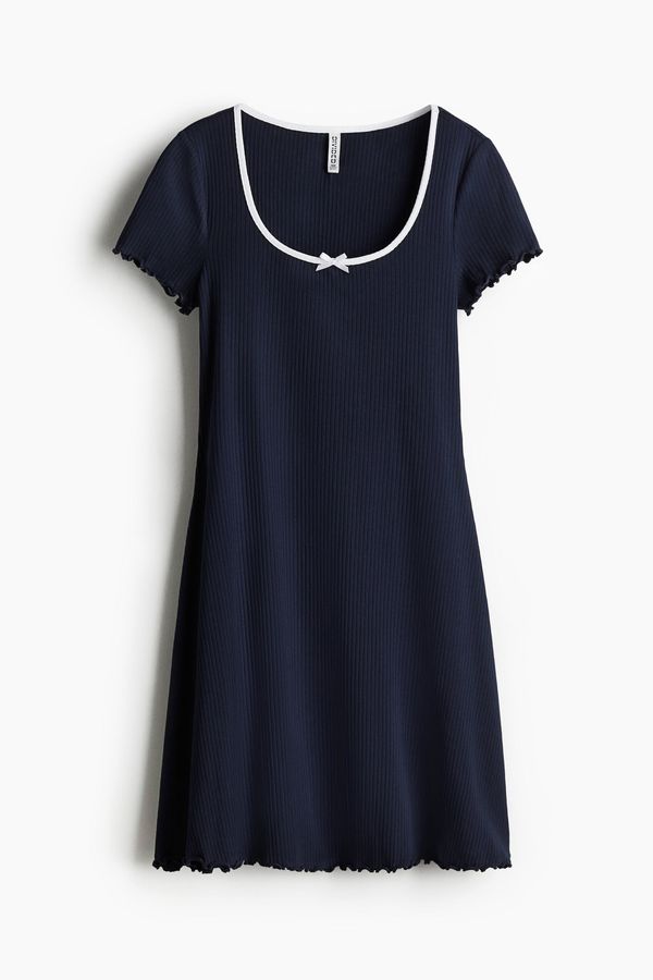 Vestido con detalle fileteado