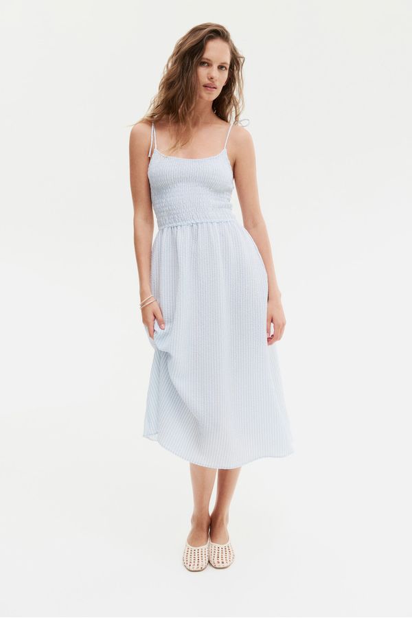 Vestido enresortado con tiras de anudar